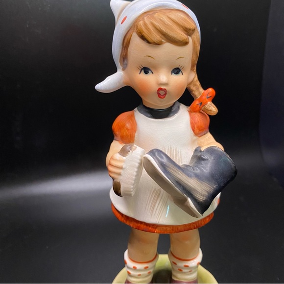 Vintage Rare Little Girl Shoe Polishing Collectible Figurine - Picture 3 of 8